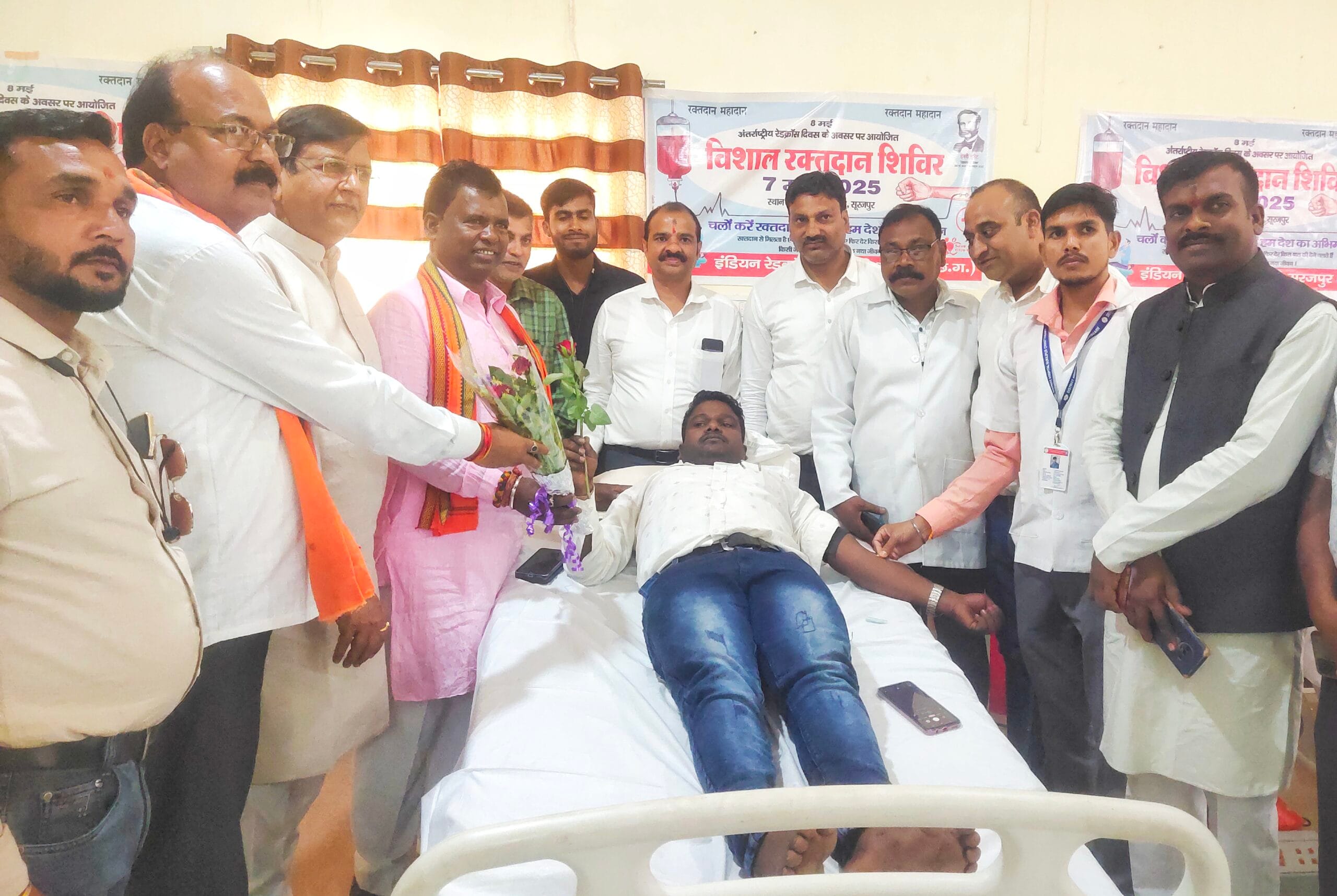 विशाल रक्त रक्तदान शिविर में अतिरिक्त पुलिस अधीक्षक एवं मंत्री प्रतिनिधि सहित पुलिस के जवानों ने किया रक्तदान