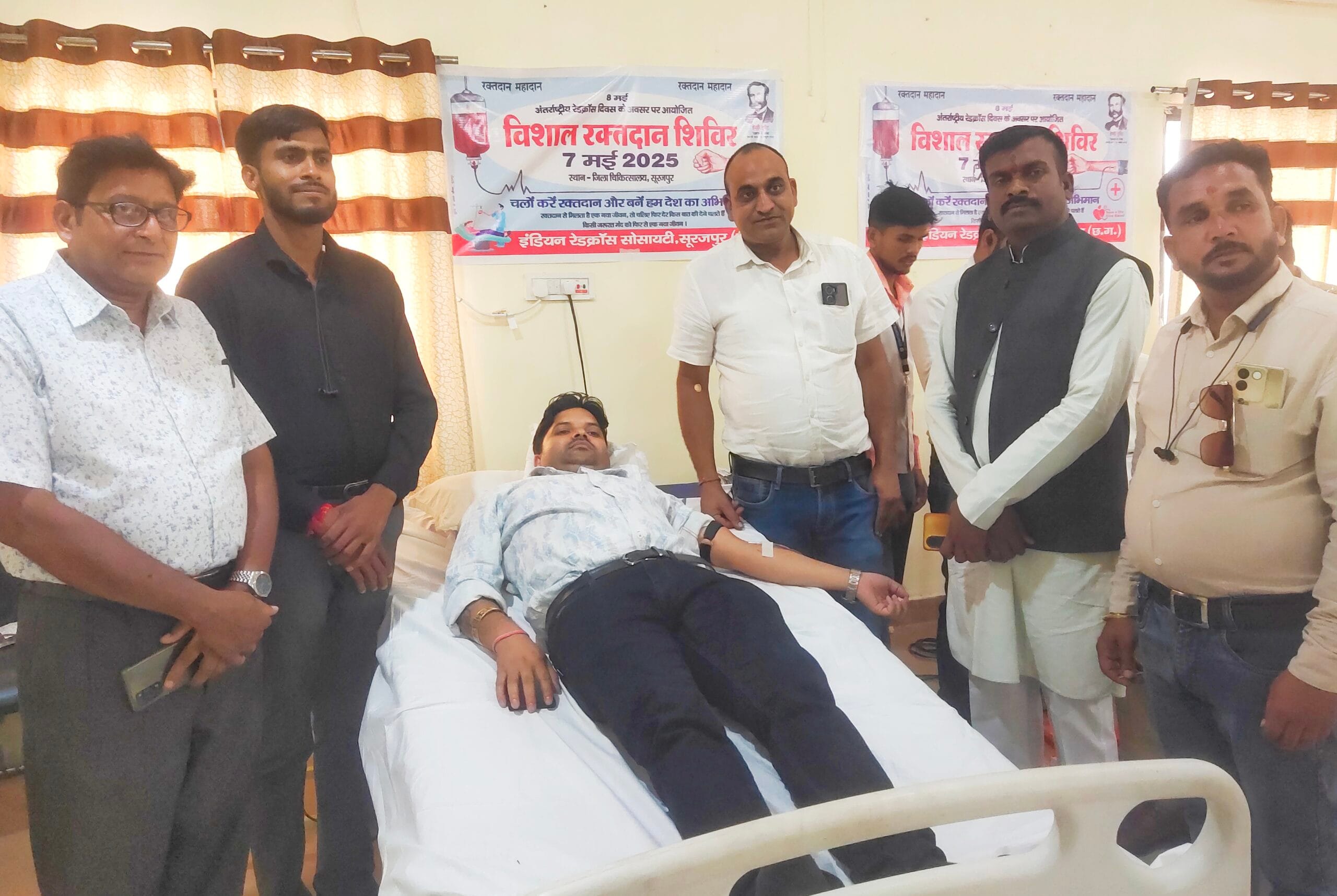 विशाल रक्त रक्तदान शिविर में अतिरिक्त पुलिस अधीक्षक एवं मंत्री प्रतिनिधि सहित पुलिस के जवानों ने किया रक्तदान