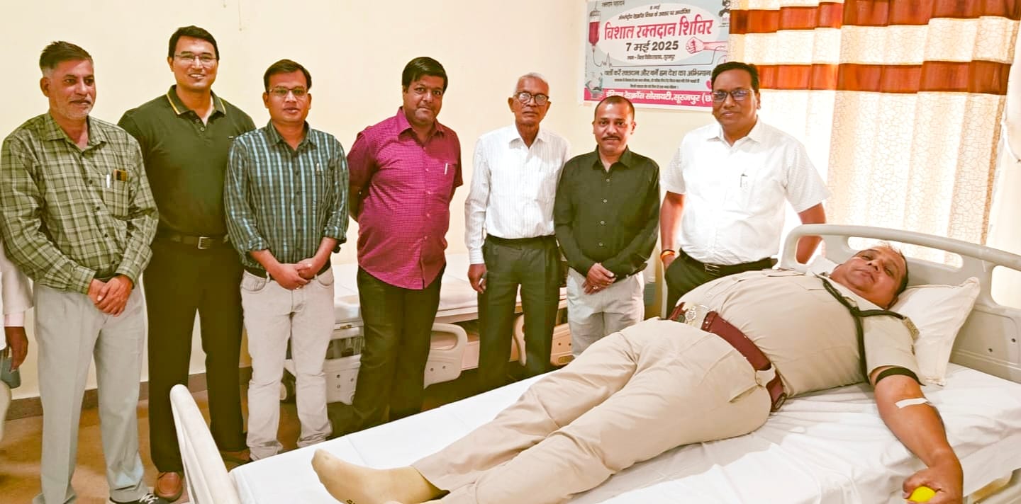 विशाल रक्त रक्तदान शिविर में अतिरिक्त पुलिस अधीक्षक एवं मंत्री प्रतिनिधि सहित पुलिस के जवानों ने किया रक्तदान