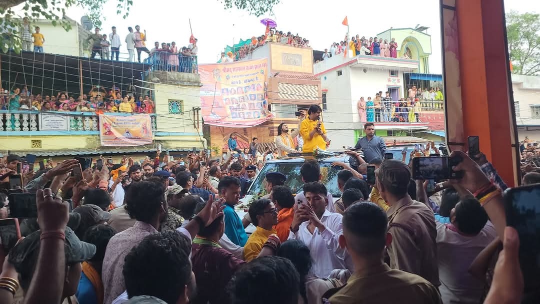 बिलासपुर में बागेश्वर धाम सरकार का दिव्य स्वागत, एयरपोर्ट से कार्यक्रम स्थल तक उमड़ा जनसैलाब