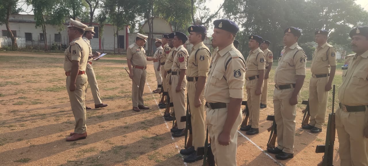 एसपी रवि कुमार कुर्रे ने कोरिया पुलिस लाइन में जनरल परेड का किया निरीक्षण