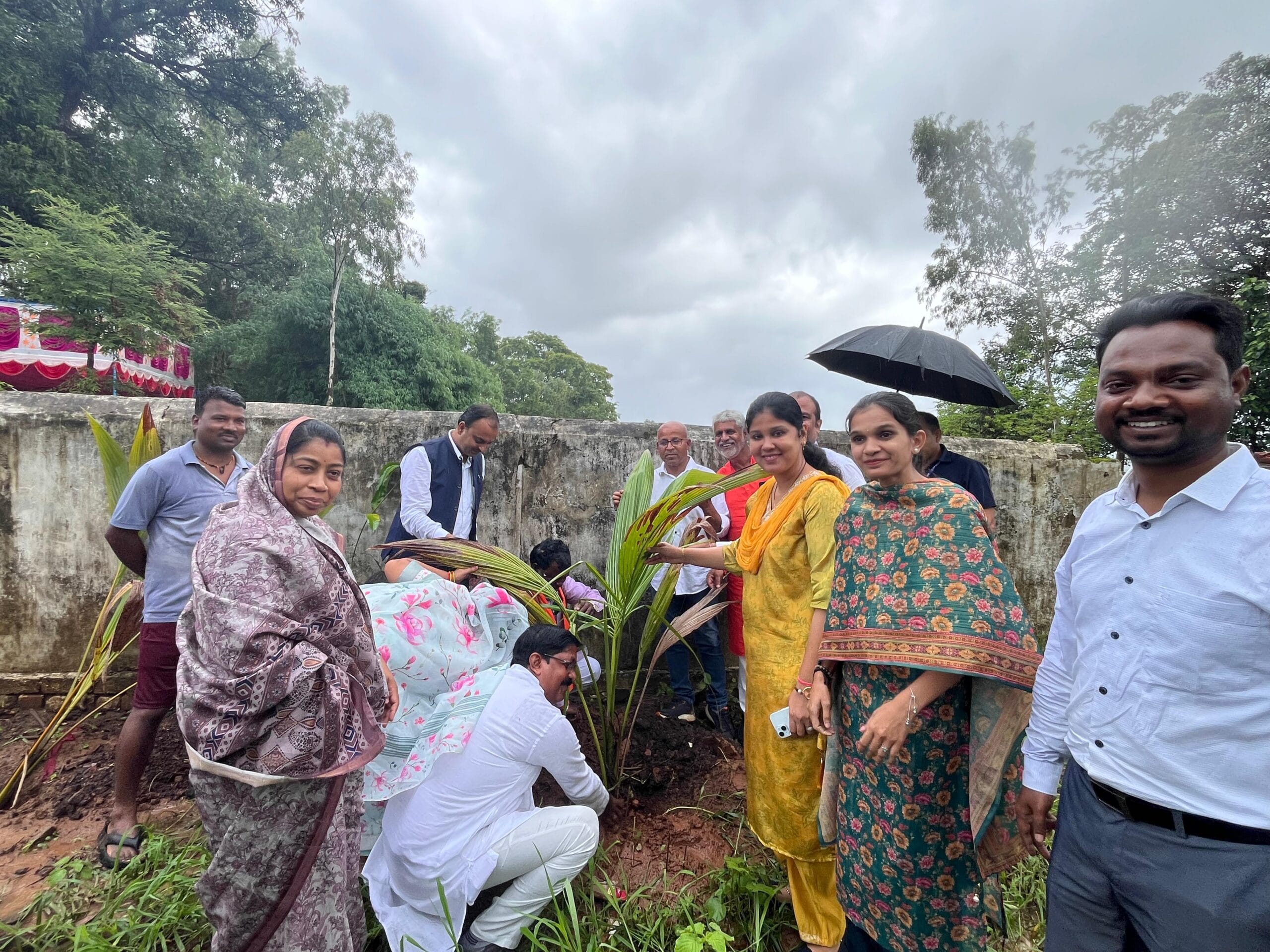 मां के सम्मान में पचीरा में लगे 2000 पौधे — एक पेड़ मां के नाम अभियान बना प्रेरणा