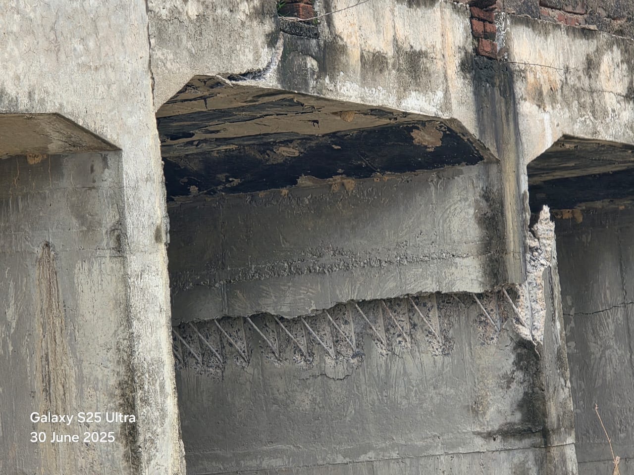 शिवप्रसाद नगर-डबरीपारा को जोड़ने वाला पुल क्षतिग्रस्त, गोबरी नदी पर बना पुल कभी भी बह सकता है