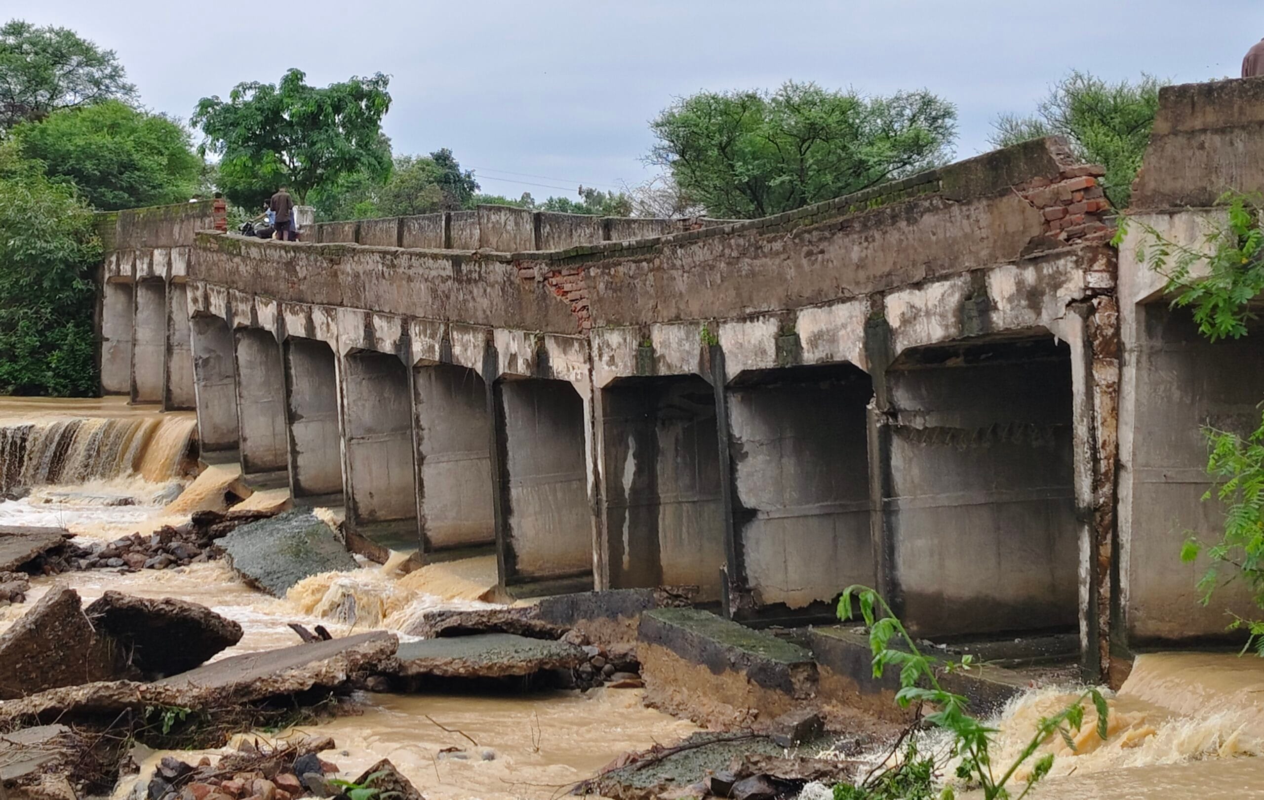 शिवप्रसाद नगर-डबरीपारा को जोड़ने वाला पुल क्षतिग्रस्त, गोबरी नदी पर बना पुल कभी भी बह सकता है