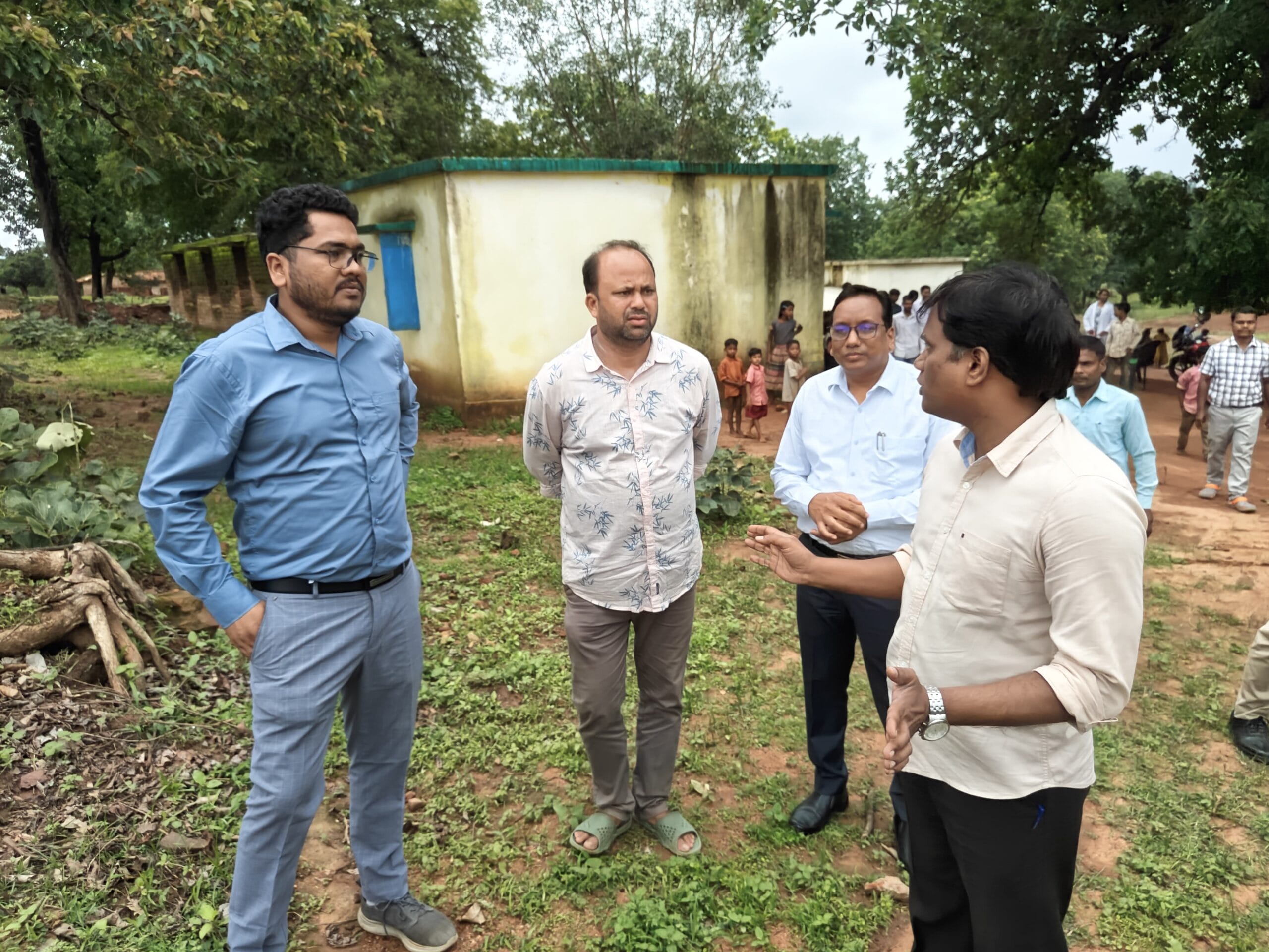 कलेक्टर एस. जयवर्धन ने दूरस्थ ग्रामों का किया निरीक्षण, स्वास्थ्य और शिक्षा सेवाओं की ली समीक्षा