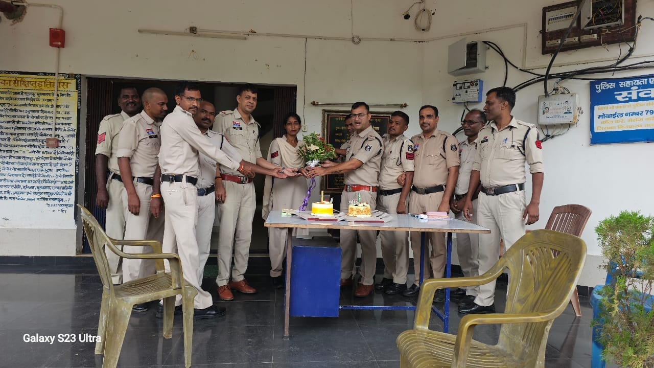 सूरजपुर पुलिस जवानों के जन्मदिवस पर दी जा रही छुट्टी, थाना-चौकी स्तर पर मनाया जा रहा जन्मदिवस