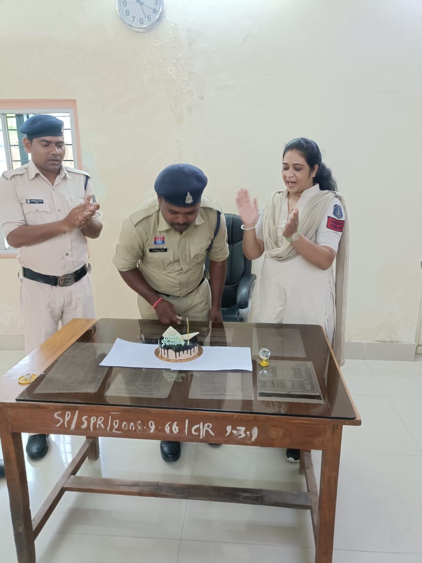 सूरजपुर पुलिस जवानों के जन्मदिवस पर दी जा रही छुट्टी, थाना-चौकी स्तर पर मनाया जा रहा जन्मदिवस