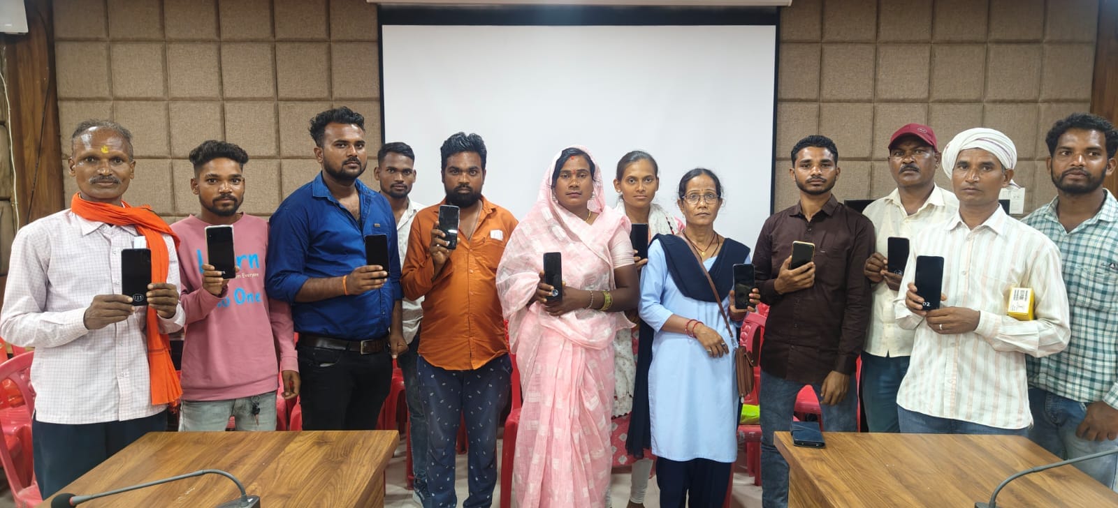 सूरजपुर पुलिस ने 30 लाख कीमत के गुम हुए 120 मोबाईल बरामद कर संबंधित को सौंपा