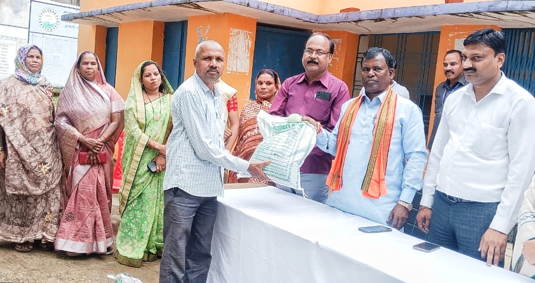 विधायक भुलन सिंह मरावी के करकमलों से ग्राम मानी में कृषकों को नि:शुल्क बीज वितरण, ग्रामीणों में दिखा उत्साह