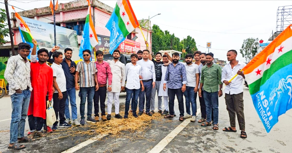 PWD परीक्षा में धांधली के विरोध में एनएसयूआई ने फूंका मुख्यमंत्री का पुतला