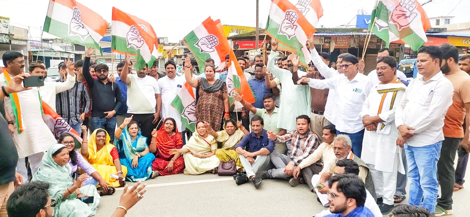 सूरजपुर में ईडी की कार्रवाई के विरोध में कांग्रेस का प्रदर्शन