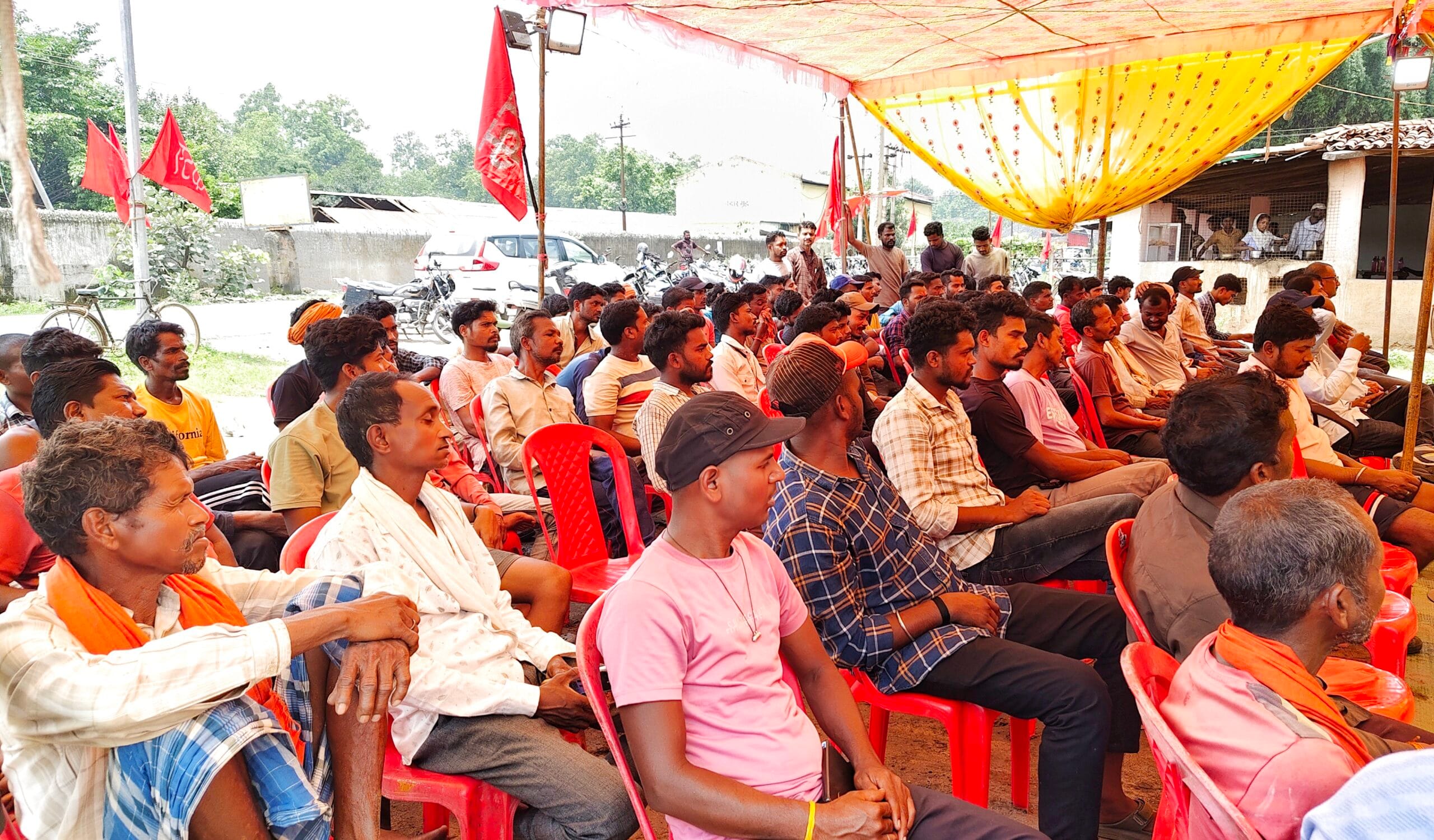बिश्रामपुर के ठेका मजदूरों ने एटक के नेतृत्व में शुरू किया क्रमिक भूख हड़ताल, 9 मांगों को लेकर कर रहे संघर्ष
