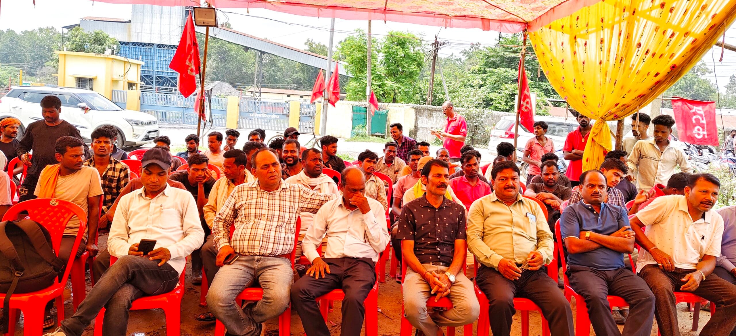 बिश्रामपुर के ठेका मजदूरों ने एटक के नेतृत्व में शुरू किया क्रमिक भूख हड़ताल, 9 मांगों को लेकर कर रहे संघर्ष