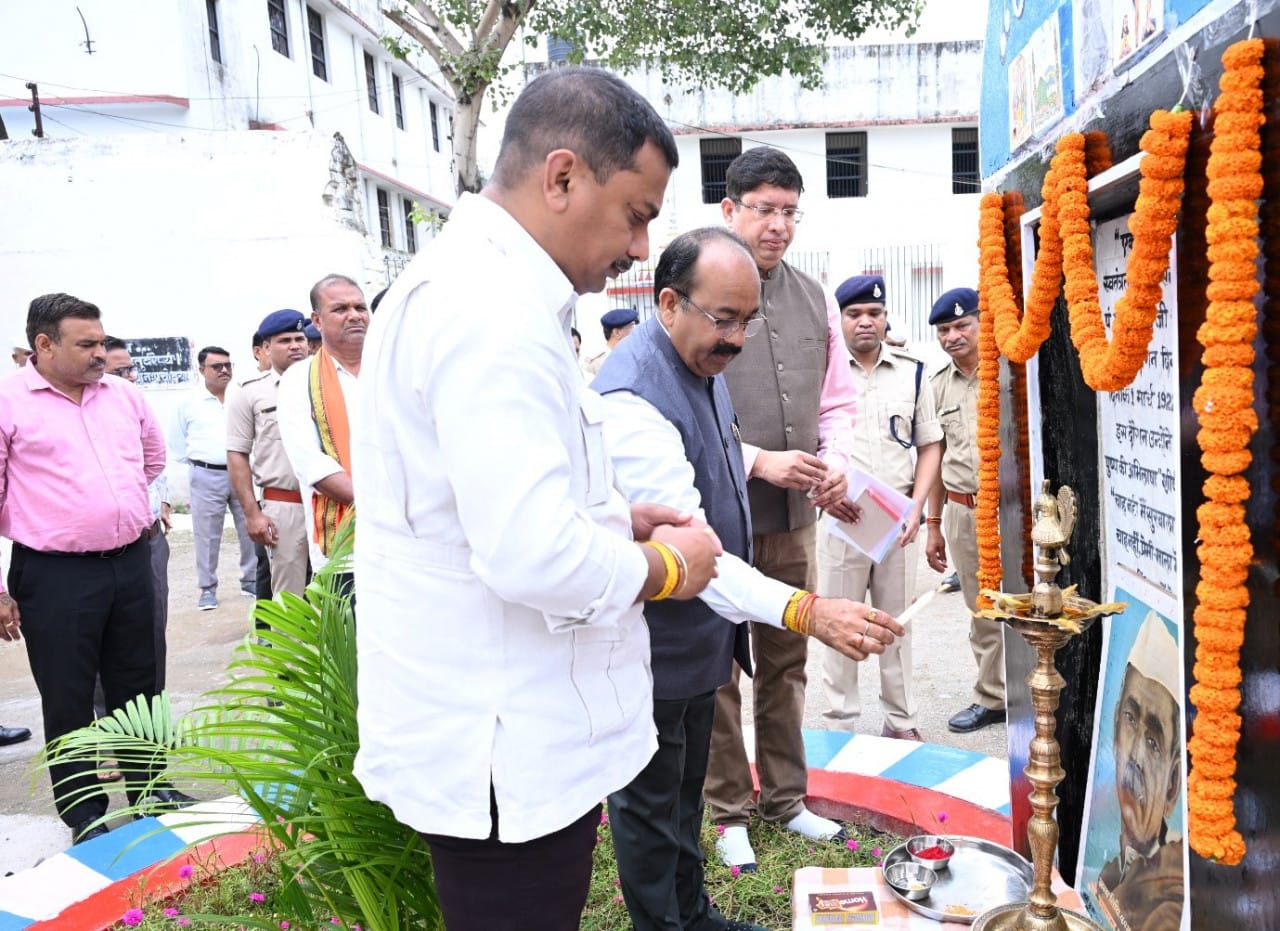 कैदियों ने 'पुष्प की अभिलाषा' का किया सामूहिक पाठ