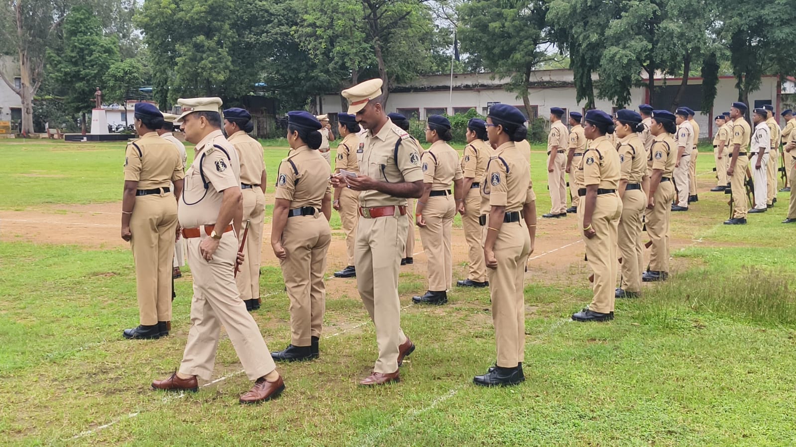कोरिया एसपी रवि कुमार कुर्रे ने किया जनरल परेड का निरीक्षण, बिना हेलमेट दुपहिया चलाने पर सख्त कार्रवाई के निर्देश