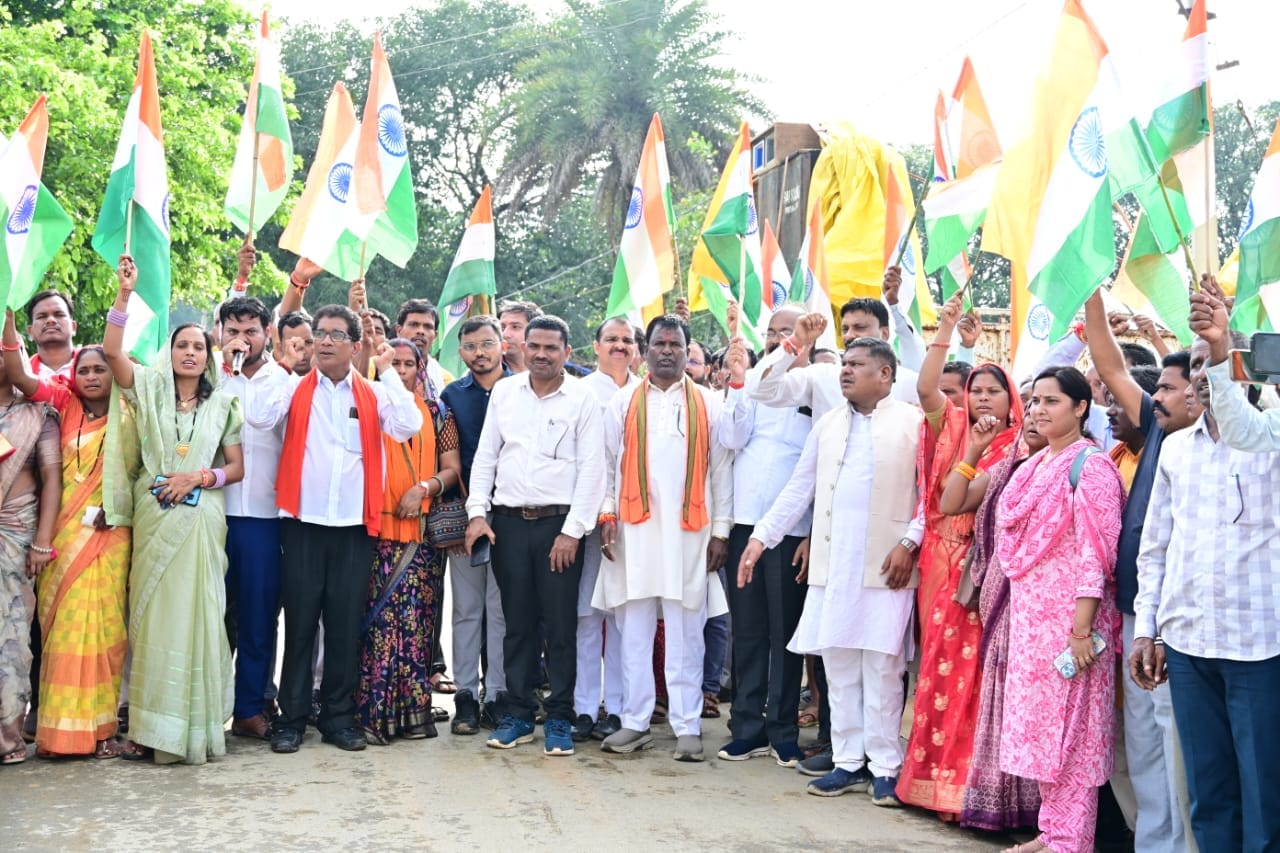 प्रेमनगर विकास खंड में तिरंगा यात्रा, क्षेत्रीय विधायक भूलन सिंह मरावी और आमजन उत्साह से शामिल