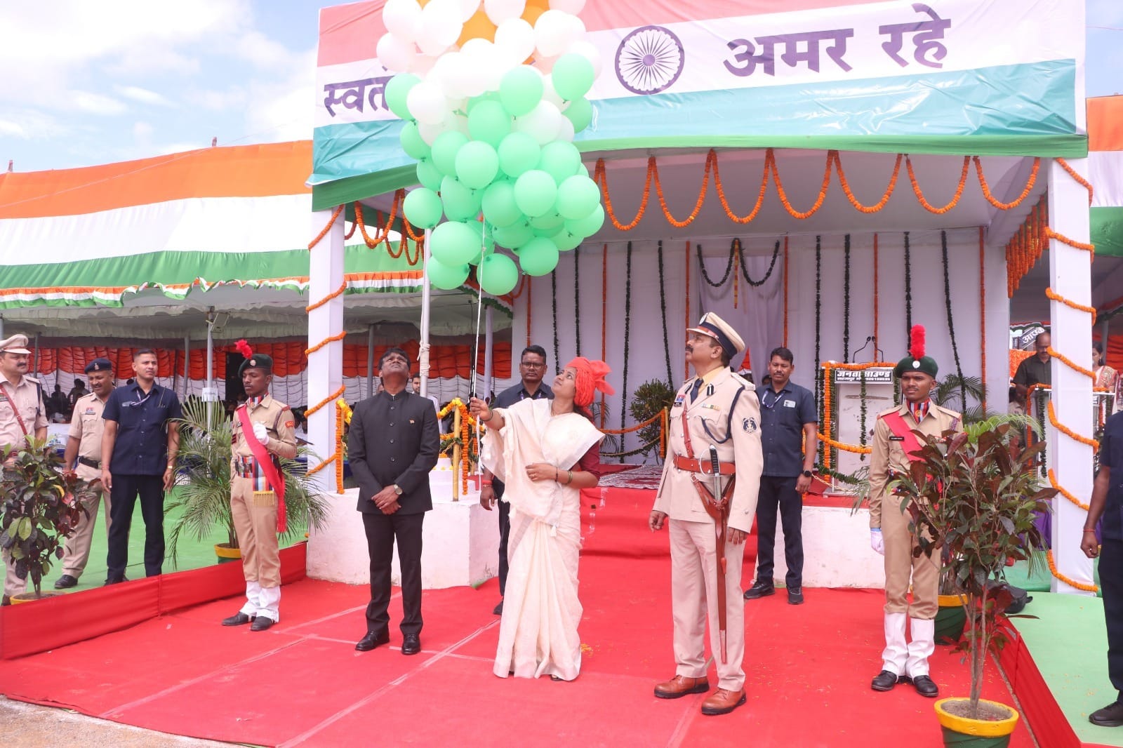 महिला बाल विकास मंत्री श्रीमती लक्ष्मी राजवाड़े ने ध्वजारोहण कर ली परेड की सलामी