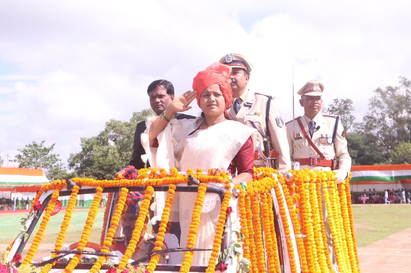 महिला बाल विकास मंत्री श्रीमती लक्ष्मी राजवाड़े ने ध्वजारोहण कर ली परेड की सलामी