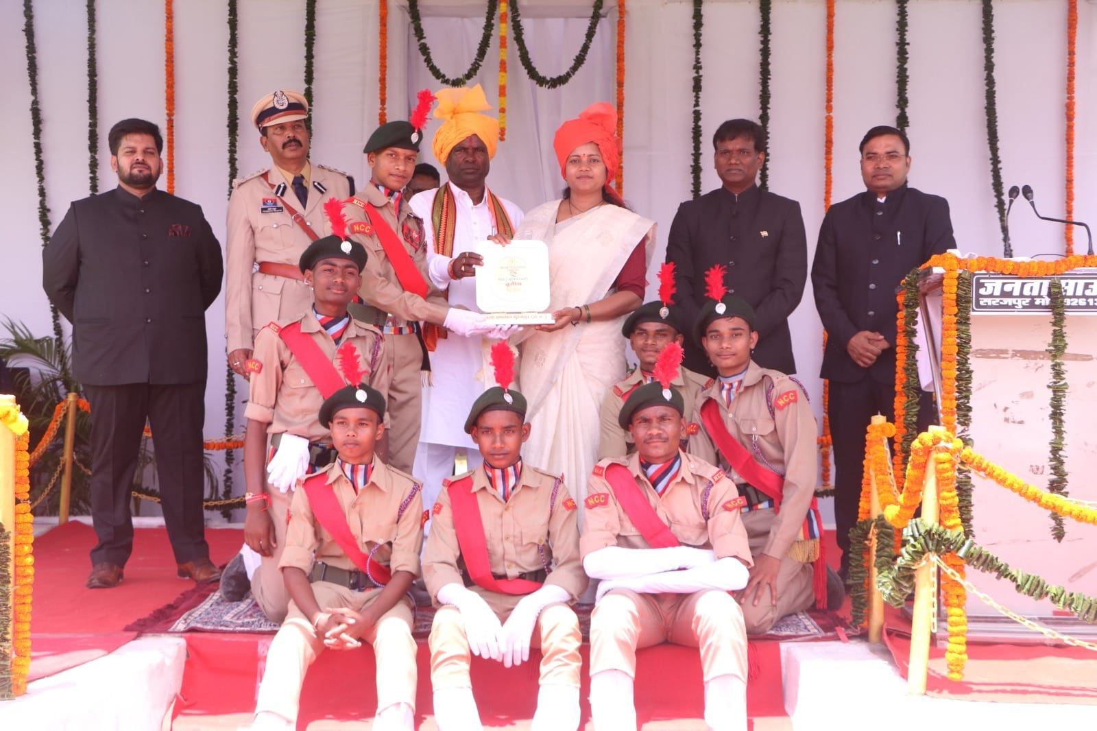 महिला बाल विकास मंत्री श्रीमती लक्ष्मी राजवाड़े ने ध्वजारोहण कर ली परेड की सलामी