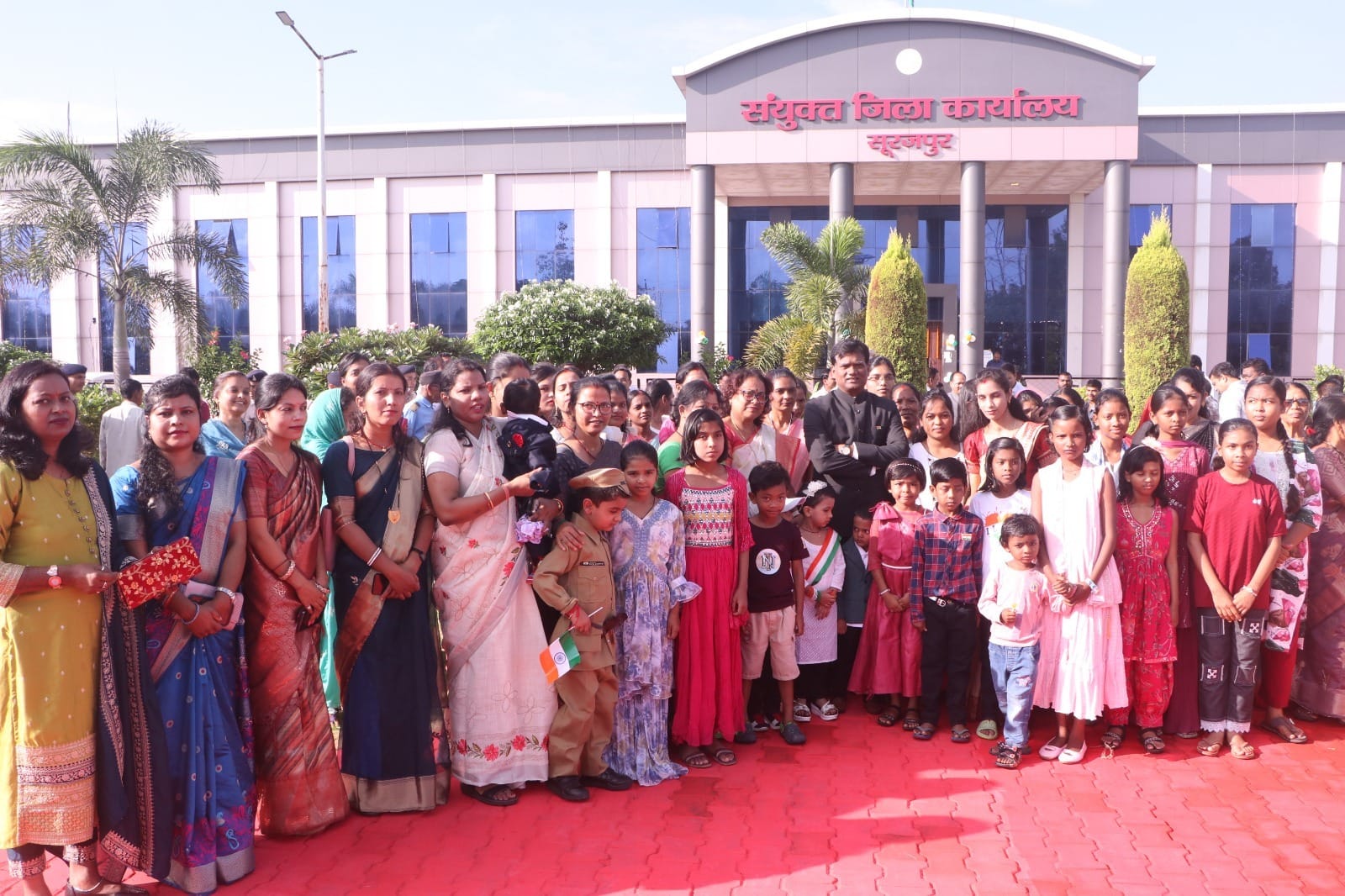 79वां स्वतंत्रता दिवस: सूरजपुर कलेक्टर एस. जयवर्धन ने किया ध्वजारोहण