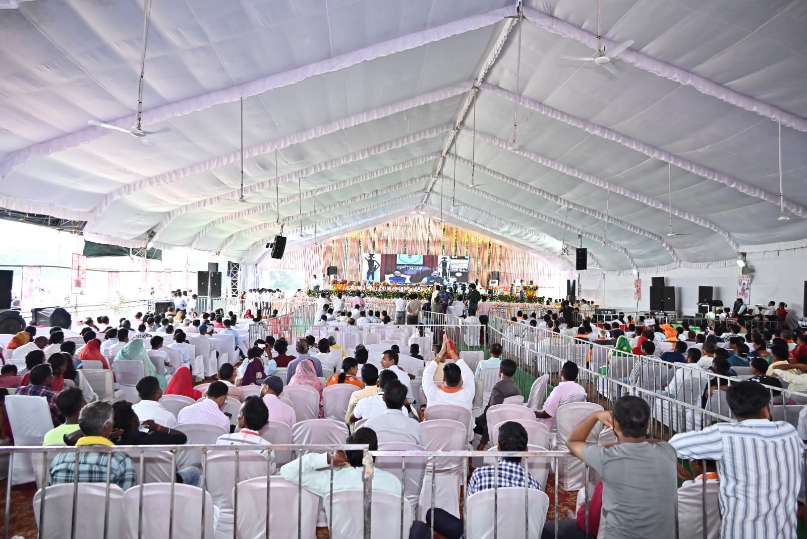 सूरजपुर में आयोजित भव्य समारोह में मुख्यमंत्री श्री विष्णु देव साय ने छत्तीसगढ़ रजत महोत्सव कार्यक्रम का वर्चुअल रूप में किया शुभारंभ