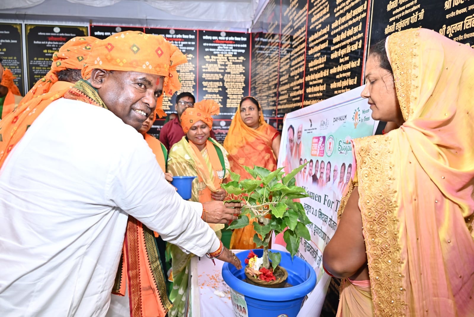 सूरजपुर में आयोजित भव्य समारोह में मुख्यमंत्री श्री विष्णु देव साय ने छत्तीसगढ़ रजत महोत्सव कार्यक्रम का वर्चुअल रूप में किया शुभारंभ
