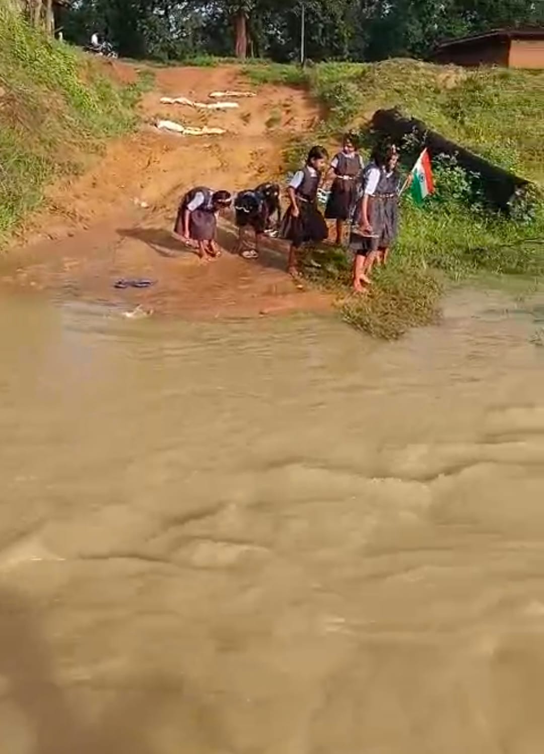 सूरजपुर: महेशपुर के मासूमों की पढ़ाई पर नाले का संकट