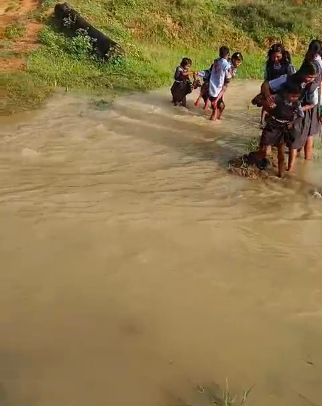 सूरजपुर: महेशपुर के मासूमों की पढ़ाई पर नाले का संकट