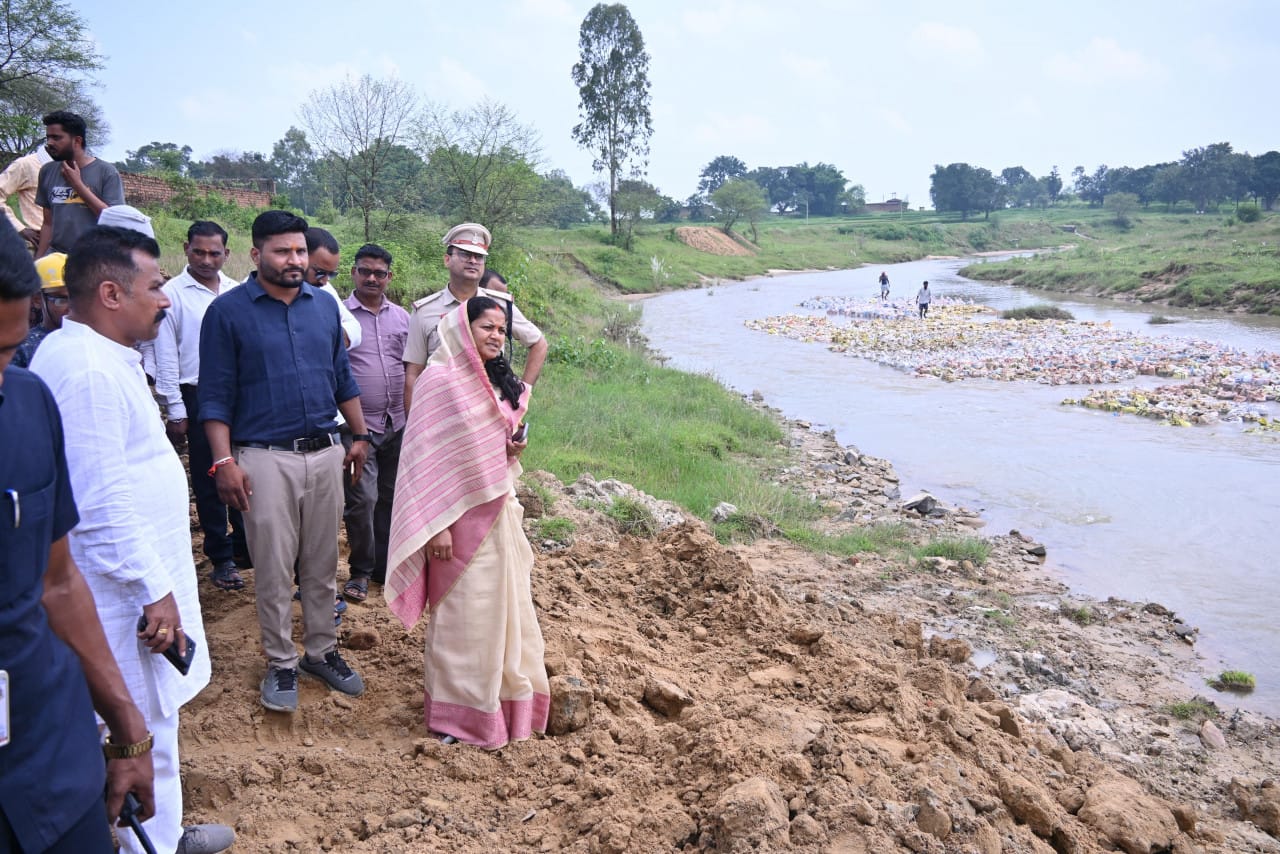 मंत्री लक्ष्मी राजवाड़े ने गोबरी नाला अस्थायी रपटा निर्माण कार्य का किया निरीक्षण