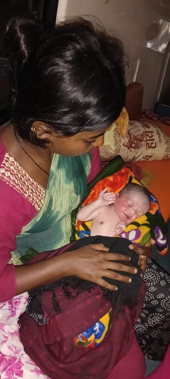 जंगली भालू के हमले में घायल गर्भवती महिला, 108 एम्बुलेंस स्टाफ ने रास्ते में कराया सुरक्षित प्रसव