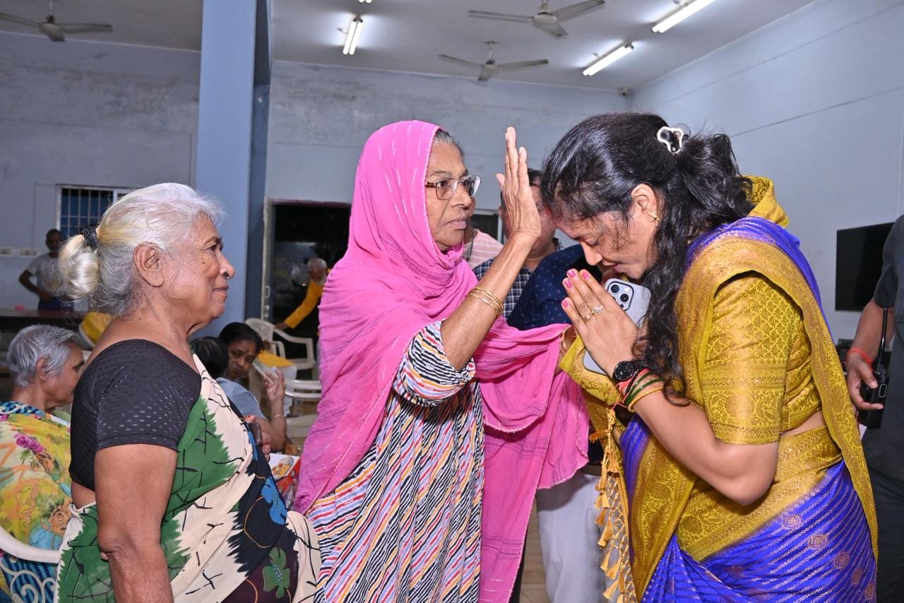 मंत्री श्रीमती लक्ष्मी राजवाड़े ने बुजुर्गों संग मनाई दीवाली