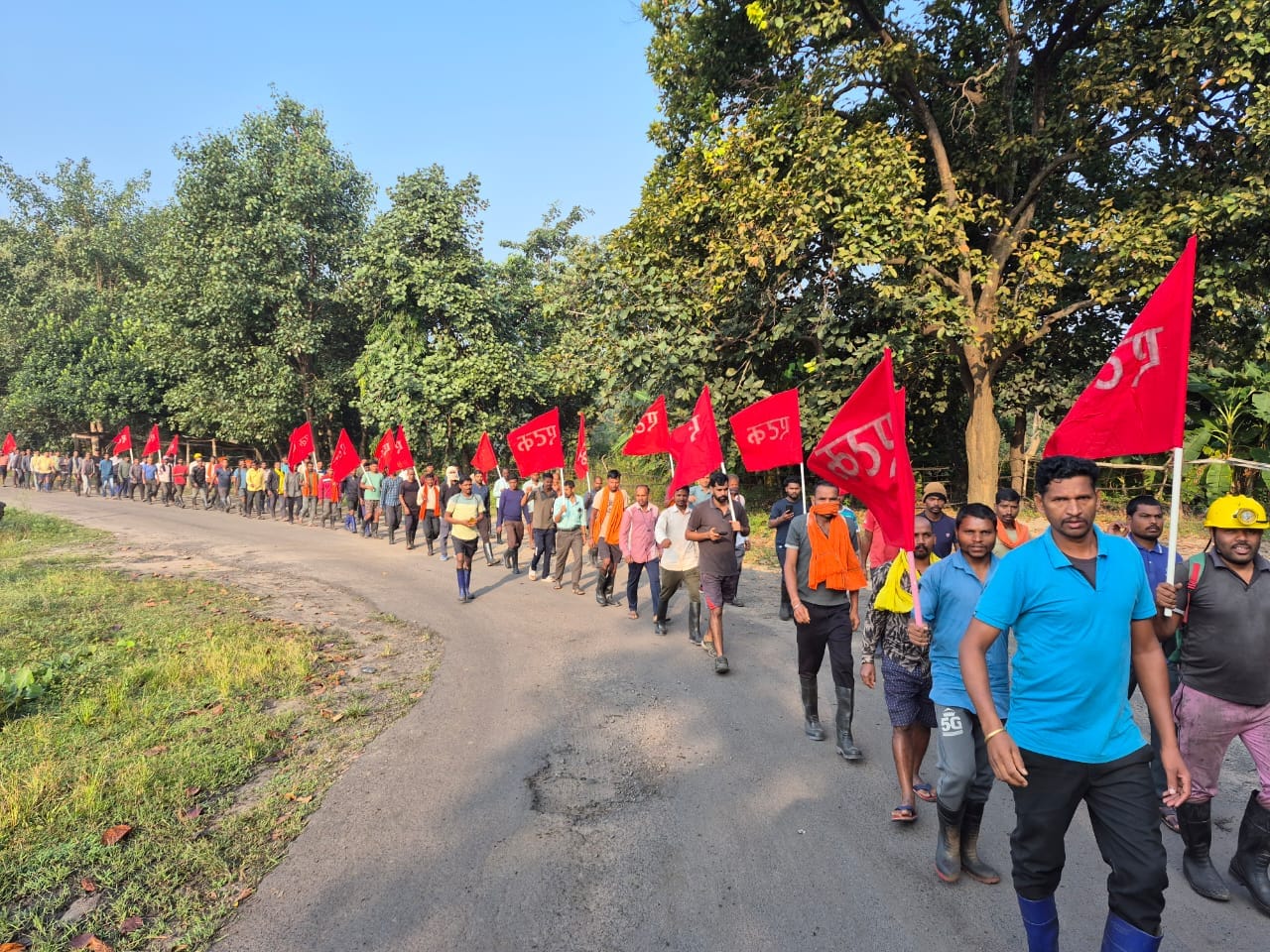 एटक यूनियन के नेतृत्व में अपने दो सूत्रीय मांगों को लेकर ठेका मजदूरों ने खान प्रबंधक कार्यालय का किया घेराव 