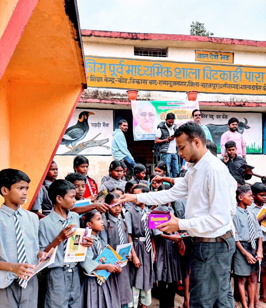 एनएसयूआई ने मनाया सरगुजा महाराजा टी. एस. बाबा का जन्मदिन, बच्चों को बांटी कॉपी-पेन और चॉकलेट