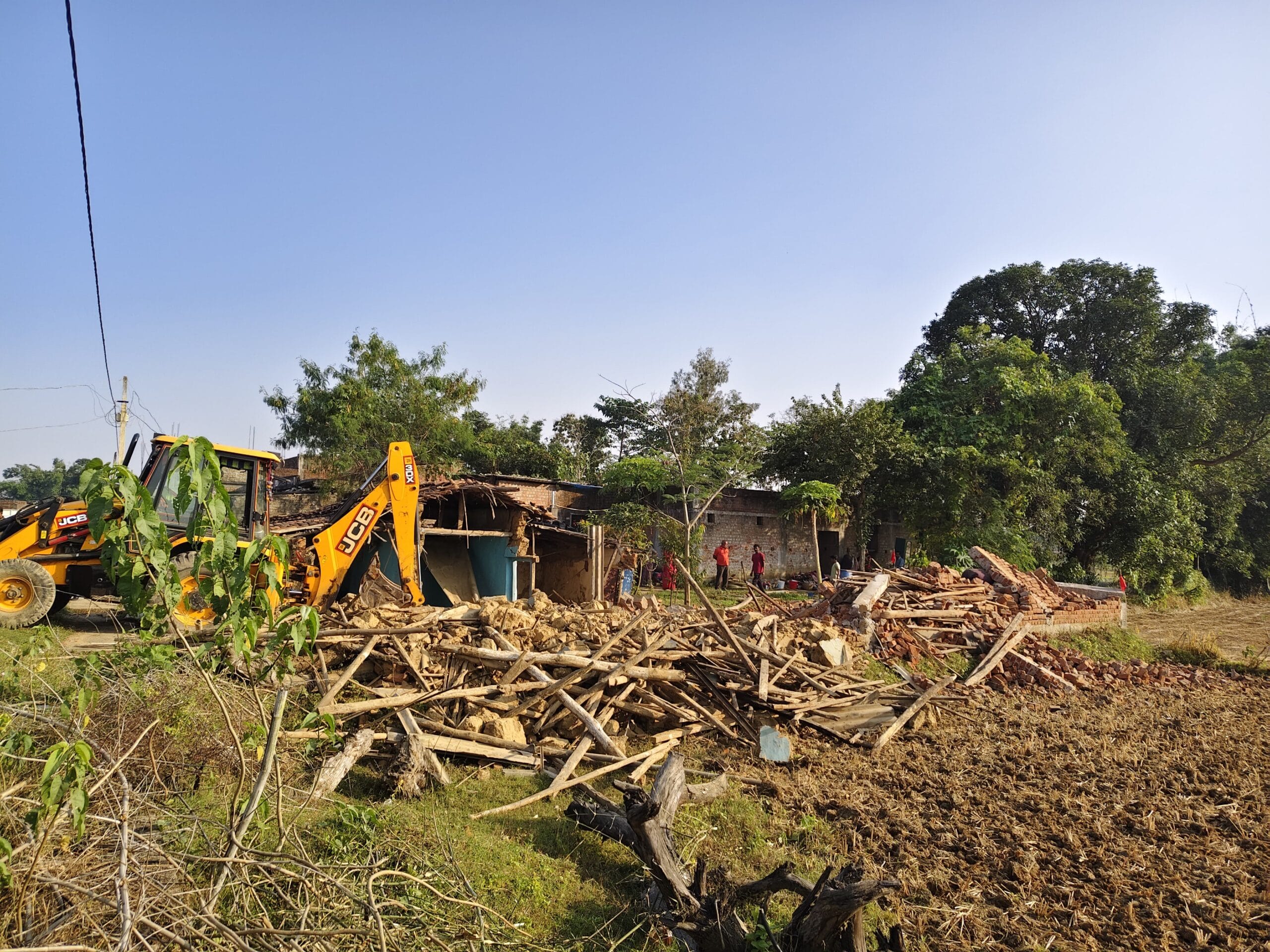 न्यायालय के आदेश का पालन करते हुए ग्राम बांसापारा में डिक्रीधारी पक्ष को भूमि का विधिवत कब्जा दिलाया गया