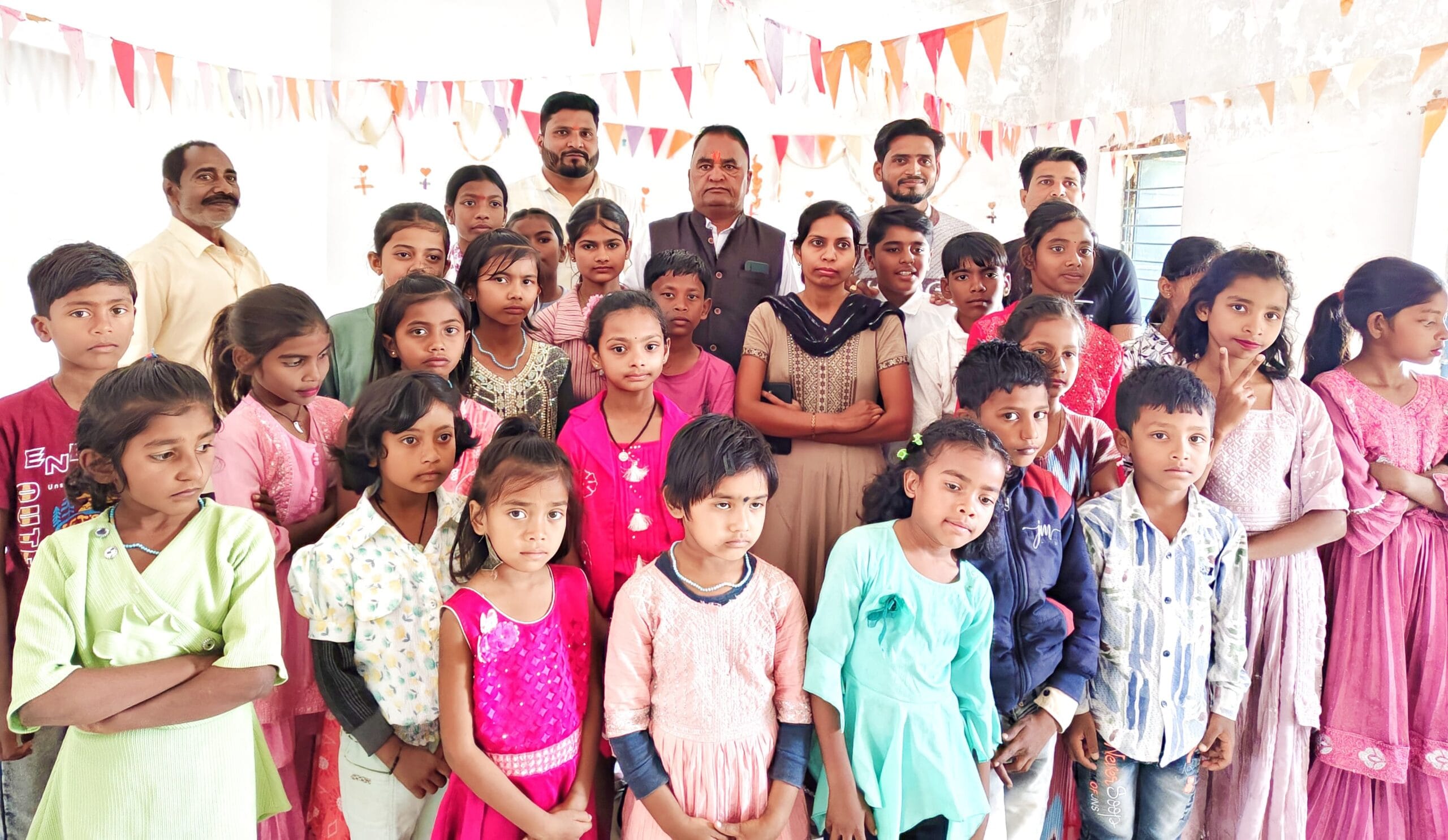 प्रधानपाठक अंबिकेश्वर प्रसाद साहू ने सेवानिवृत्ति एवं जन्मदिवस पर किया भव्य न्योता भोज का आयोजन