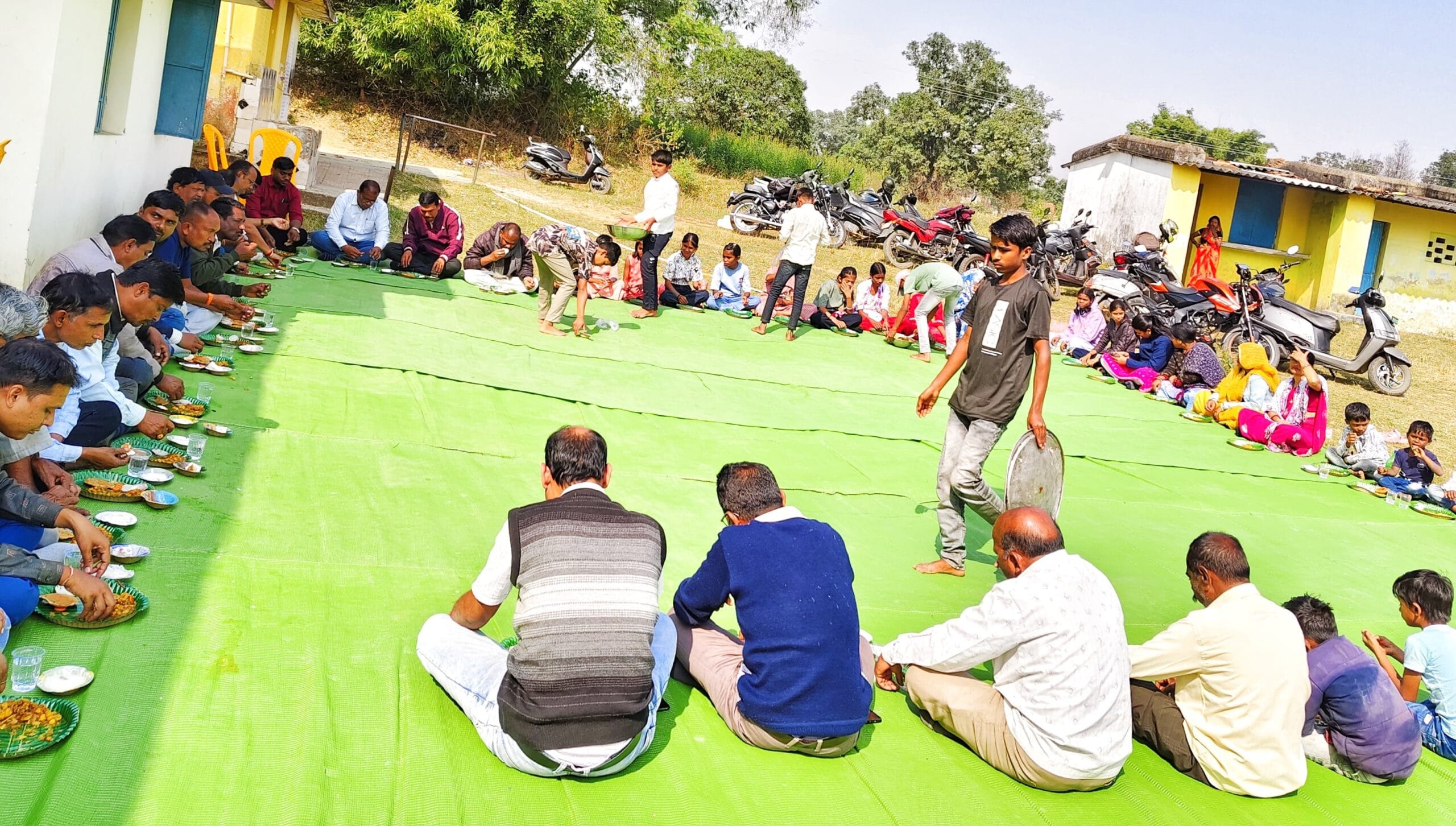 प्रधानपाठक अंबिकेश्वर प्रसाद साहू ने सेवानिवृत्ति एवं जन्मदिवस पर किया भव्य न्योता भोज का आयोजन