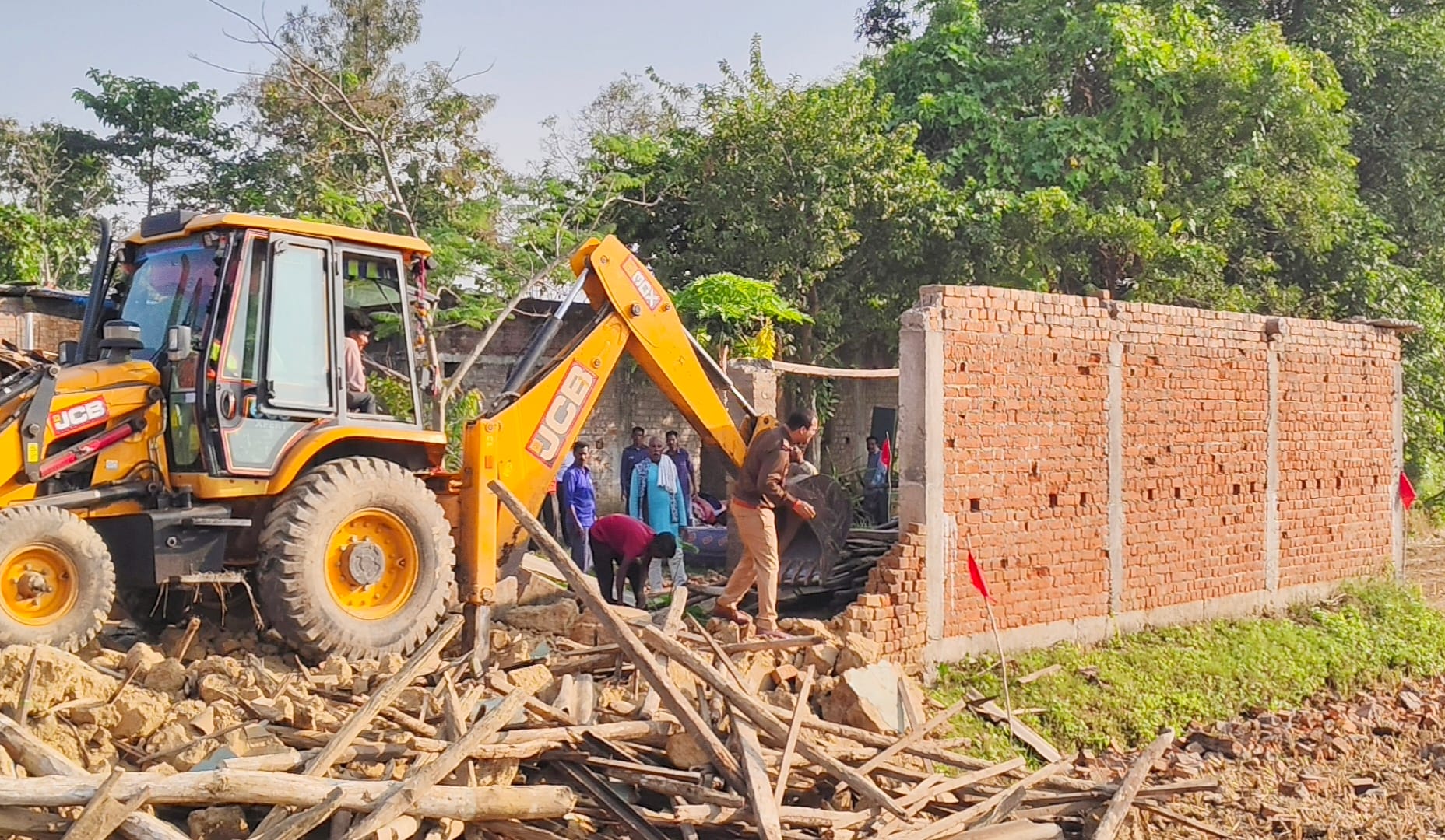 न्यायालय के आदेश का पालन करते हुए ग्राम बांसापारा में डिक्रीधारी पक्ष को भूमि का विधिवत कब्जा दिलाया गया