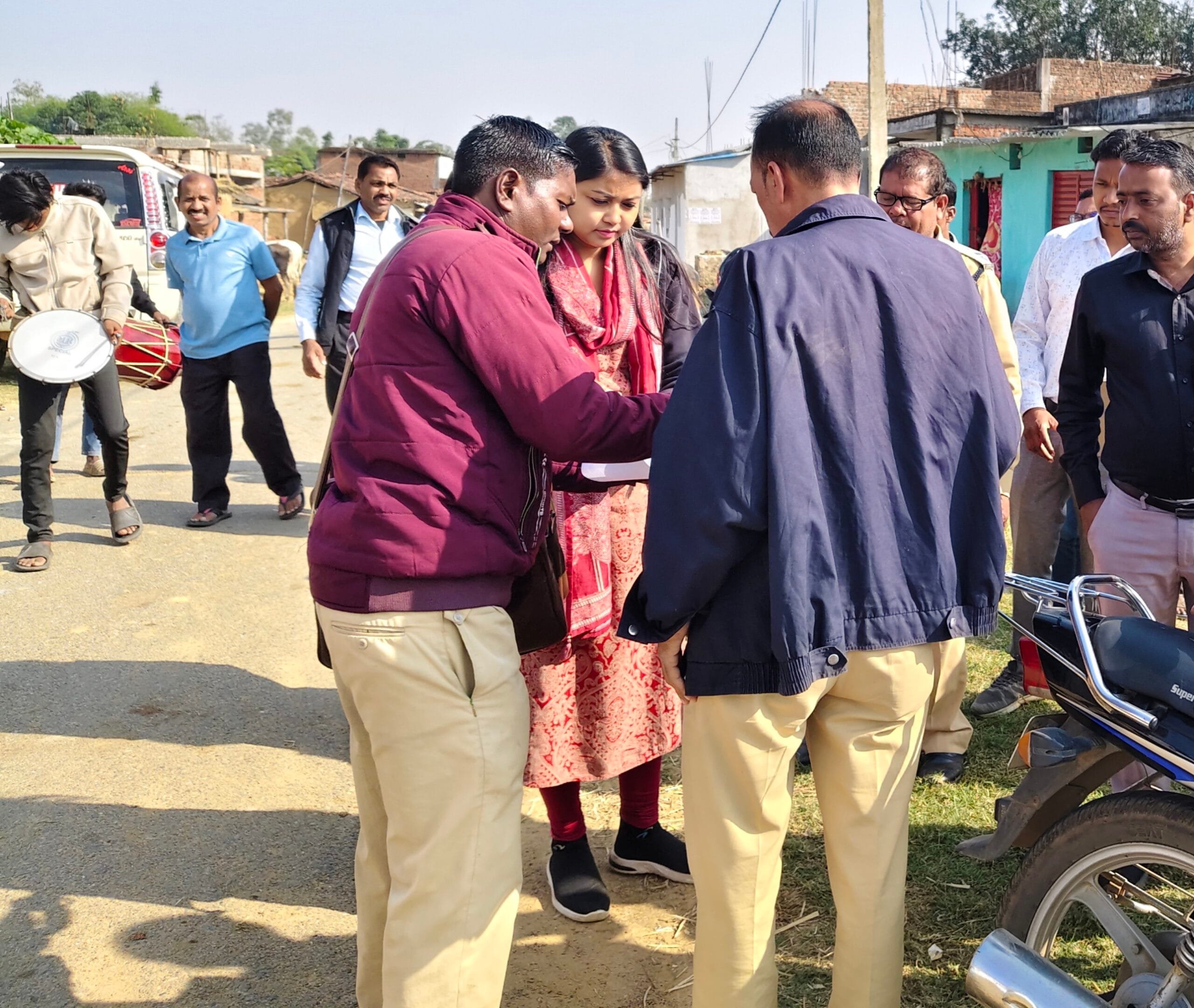 न्यायालय के आदेश का पालन करते हुए ग्राम बांसापारा में डिक्रीधारी पक्ष को भूमि का विधिवत कब्जा दिलाया गया