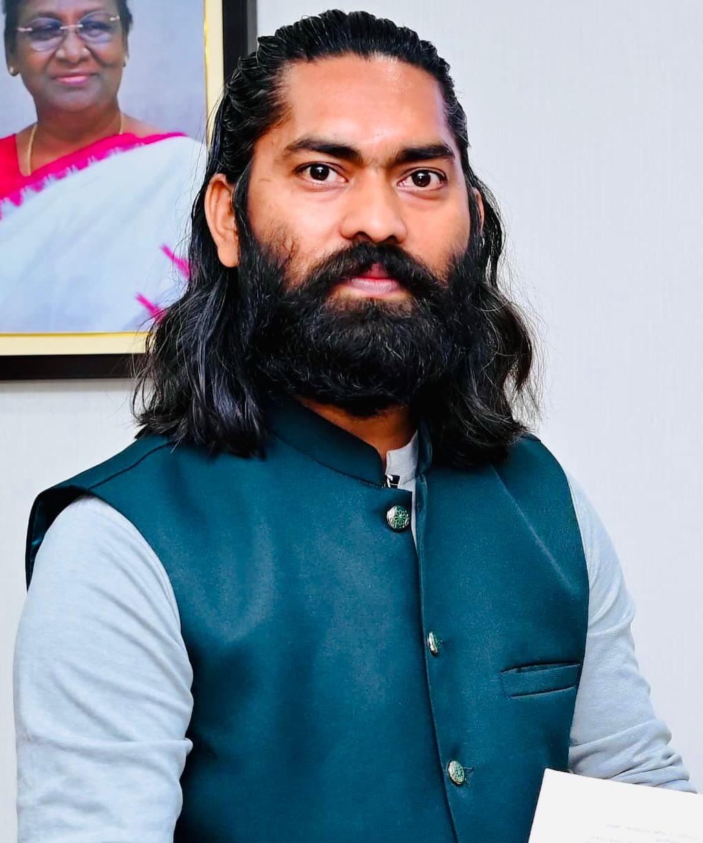 एक पत्रकार ने काट के रख दिया गुरु! ‘मग्गू भाई’ का ऐसा ‘भौकाल’ कि सिस्टम भी शरमा जाए!