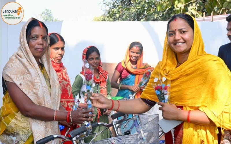 मंत्री श्रीमती लक्ष्मी राजवाड़े ने 30 महिलाओं को किया साइकिल वितरण