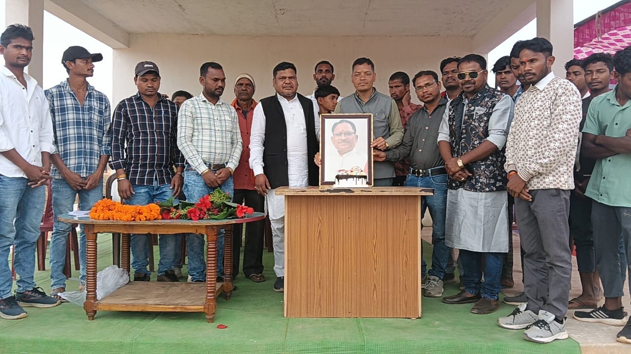 मुख्यमंत्री विष्णु देव साय का जन्मदिन: रामानुजनगर में केक काटकर और पौधरोपण कर मनाया गया जश्न