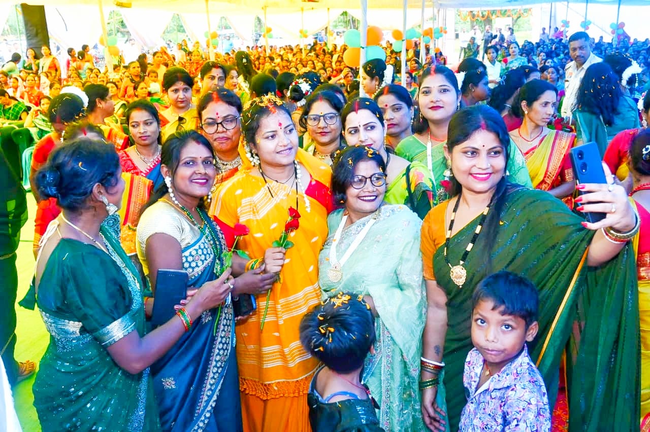 भटगांव विधानसभा में सजा सावन उत्सव का मंच, माताओं-बहनों संग सावन के रंग में झूमी मंत्री लक्ष्मी राजवाड़े